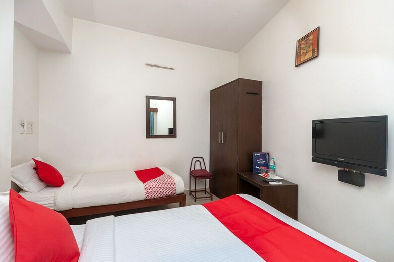 Hotel Oyo 8410 Rajeswari Tower