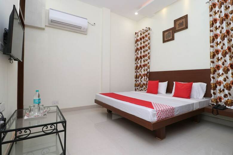 Hotel Oyo 24025 Sharan Square