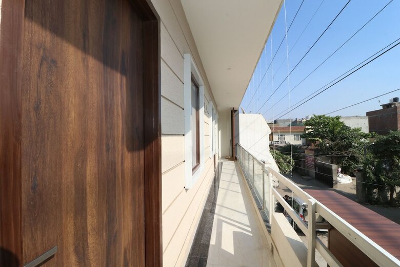 Hotel Oyo 24025 Sharan Square