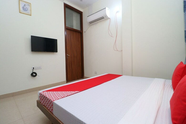 Hotel Oyo 24025 Sharan Square