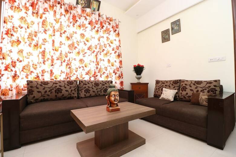 Hotel Oyo 24025 Sharan Square