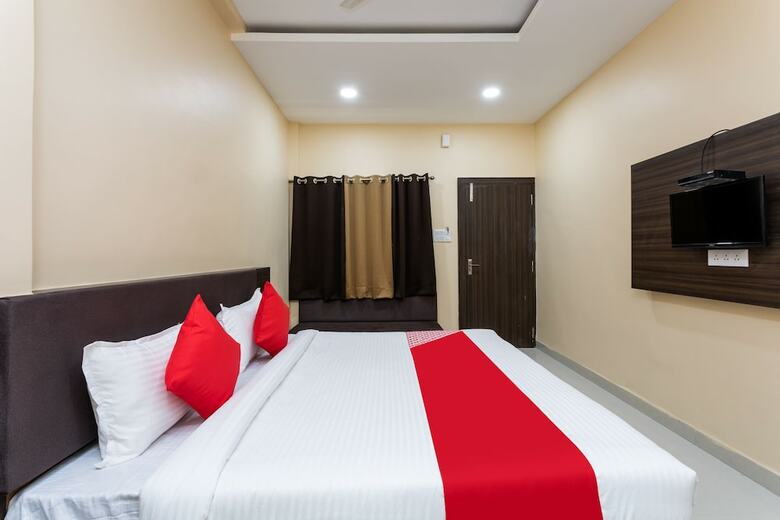 Oyo 28247 Hotel Smr Palace