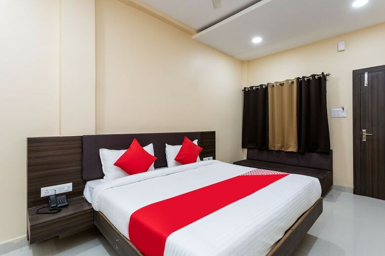 Oyo 28247 Hotel Smr Palace