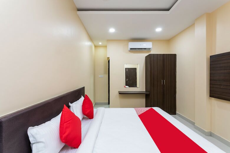 Oyo 28247 Hotel Smr Palace