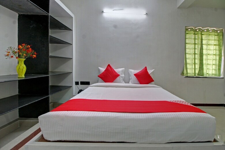 Hotel Oyo 28223 Sri Sharu Enclave