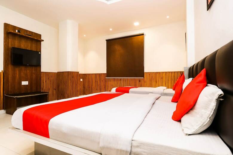 Oyo 28373 Hotel Shri Sai