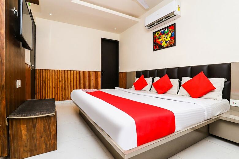 Oyo 28373 Hotel Shri Sai