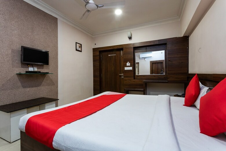 Oyo 33406 Hotel Paras