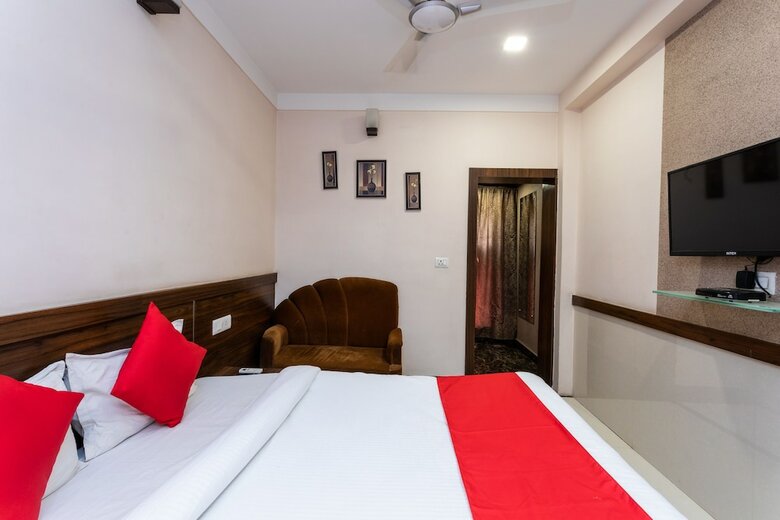 Oyo 33406 Hotel Paras