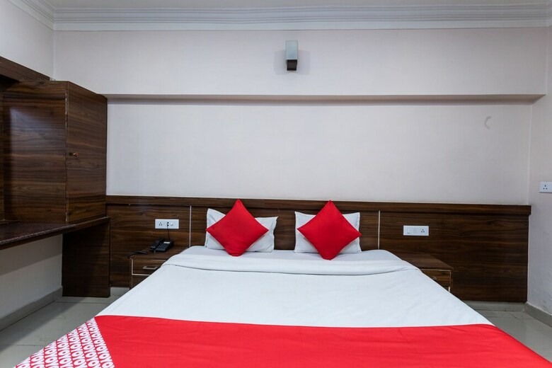 Oyo 33406 Hotel Paras