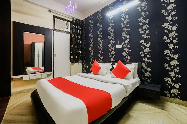 Oyo 37274 Hotel Royal Palace Inn