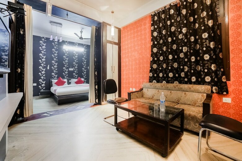 Oyo 37274 Hotel Royal Palace Inn