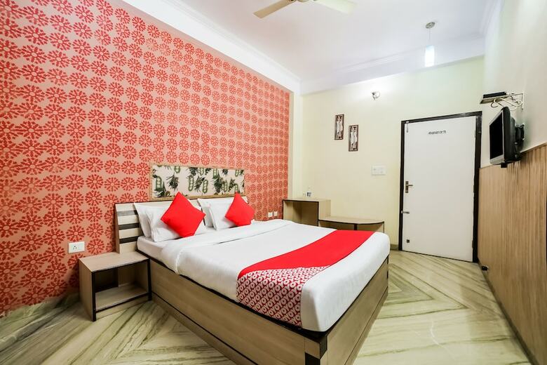 Oyo 37274 Hotel Royal Palace Inn