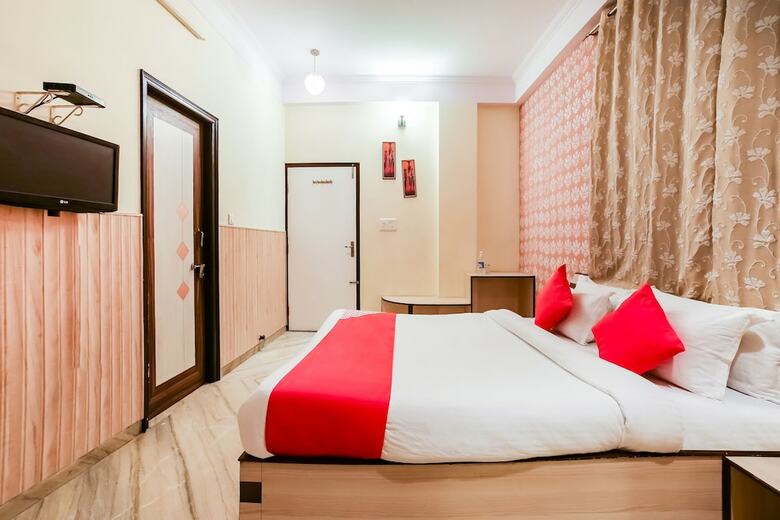 Oyo 37274 Hotel Royal Palace Inn
