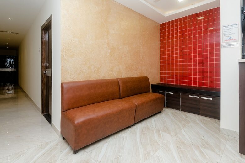 Hotel Oyo 27896 Everest Inn