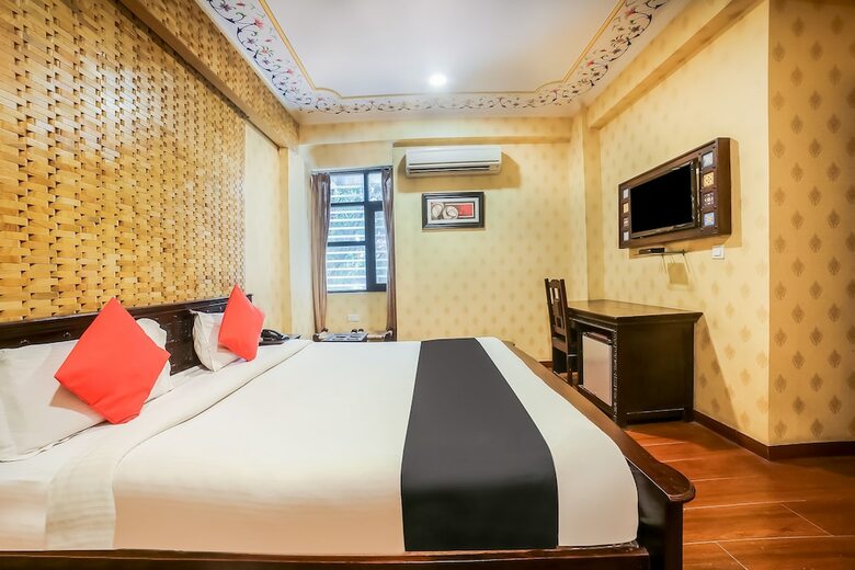 Capital O 38526 Hotel Epic