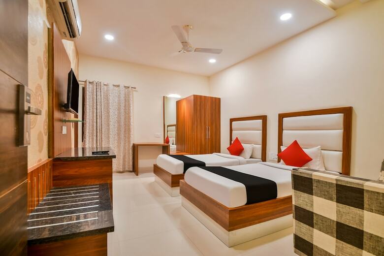 Capital O 39418 Hotel Harsh Deep
