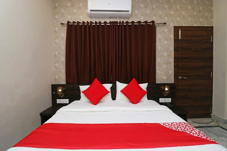 Hotel Oyo 23639 Krishna Plaza