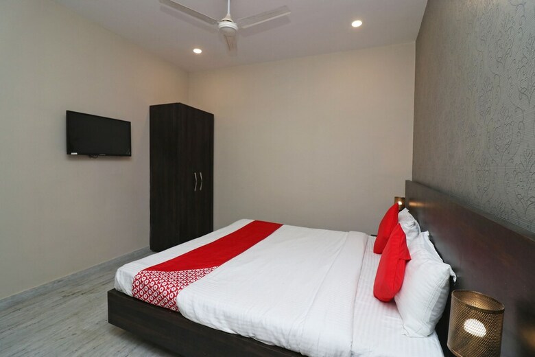 Hotel Oyo 23639 Krishna Plaza