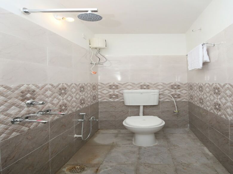 Oyo 26738 Hotel Supreet