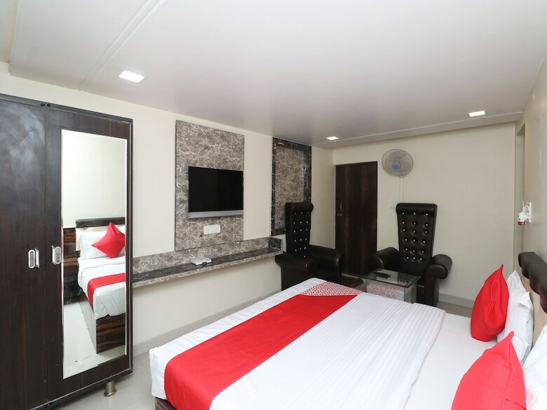 Oyo 30884 Hotel Lr Regency