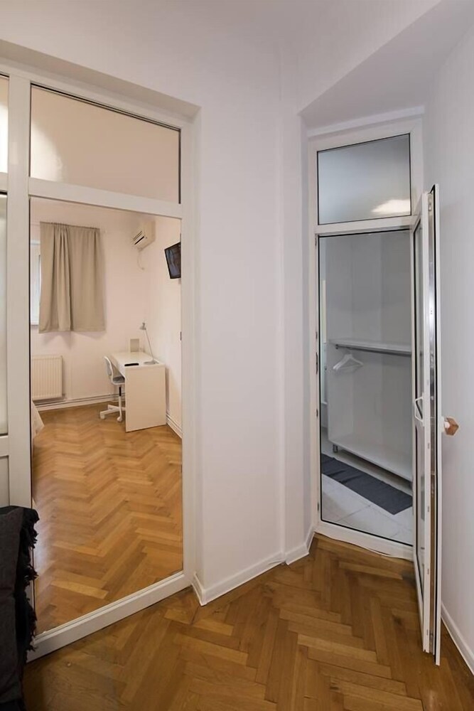 Apartment Batistei Near Old Town