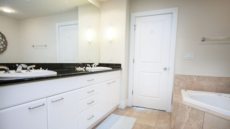 Modern Two Bedroom Facing Ono Island - Unit Crd0208