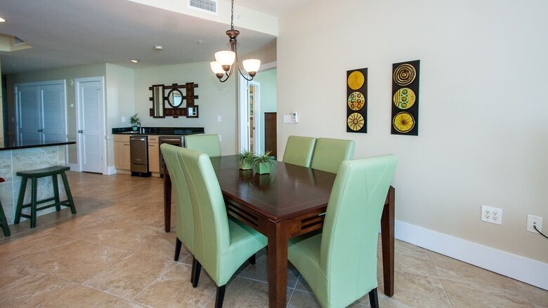 Cozy Two Bedroom Condo - Unit Crc0801