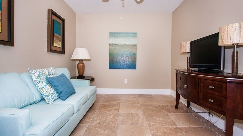 Spacious Condo With Media Room - Unit Crd0210