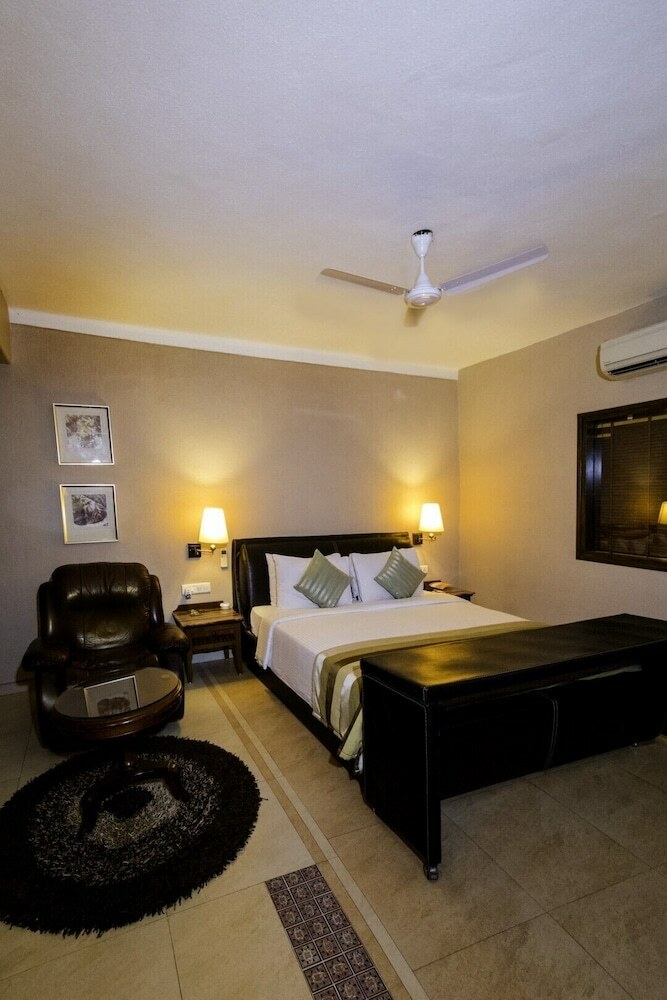 Hotel Neelams The Glitz