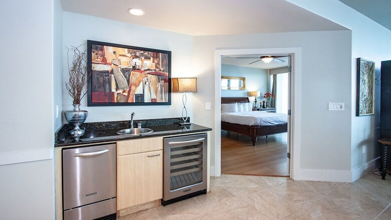 Three Bedroom Condo Overlooking The Bay - Unit Crc1105