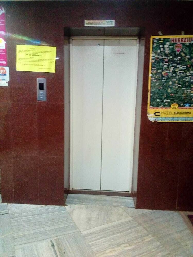 Hotel Iroomz Chalukya Residency