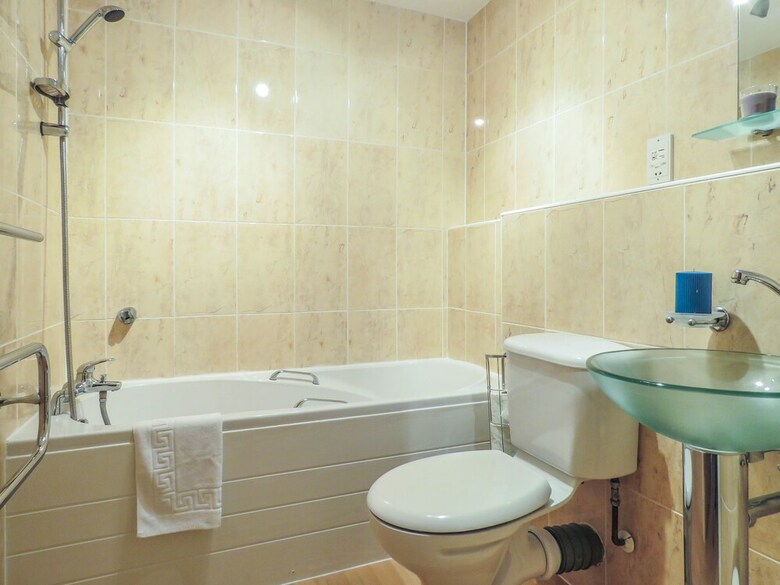 Tudors Esuites Birmingham Canalside Apartments
