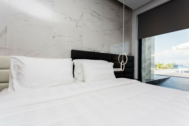 Hotel Crystal Villas & Suites