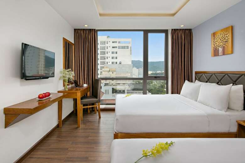 La Beach Hotel
