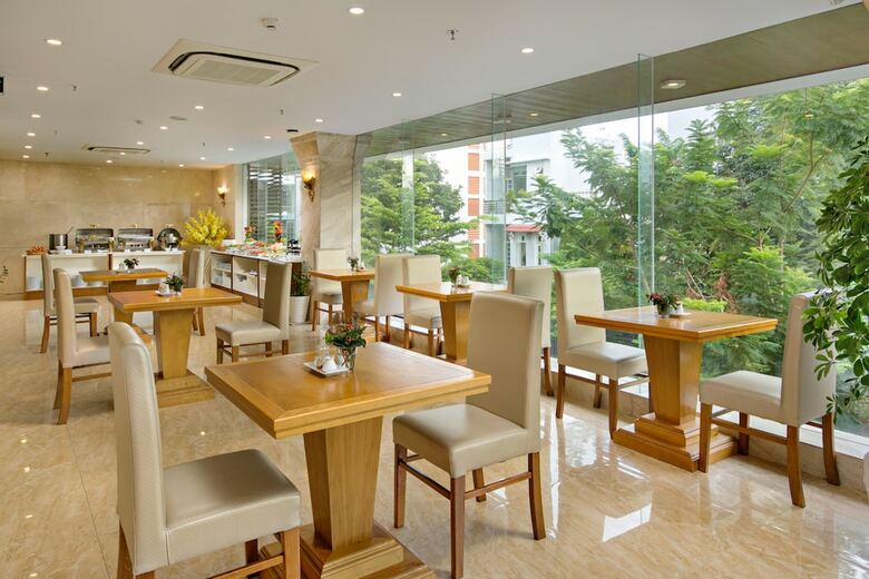 La Beach Hotel