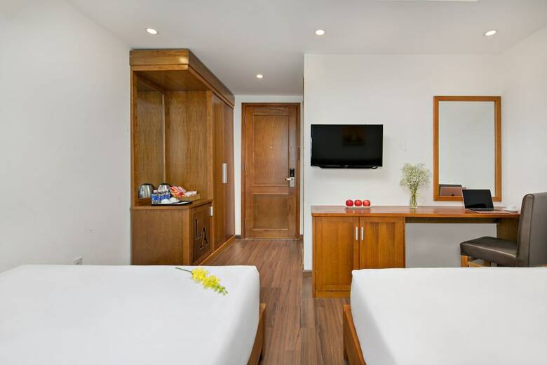 La Beach Hotel