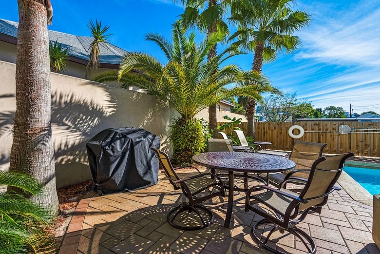 6 Bd Tropical Getaway With Pool & Beach Access!