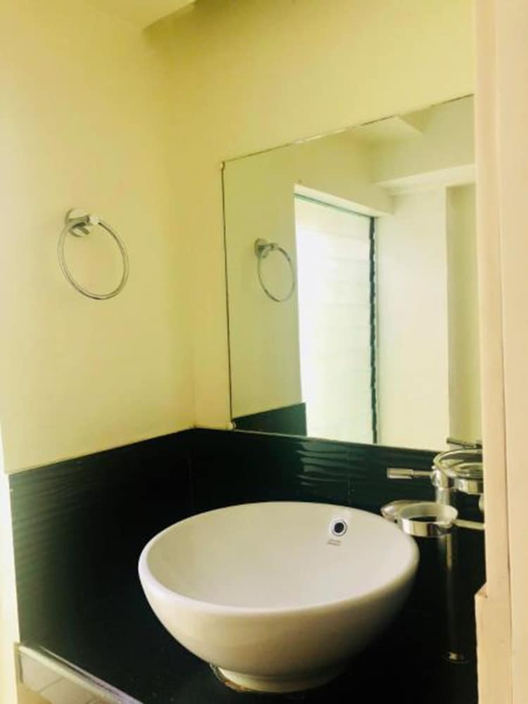 Hotel Ava Palm Suites