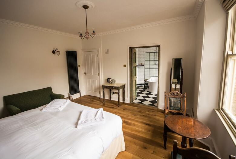 Hotel The Crooked Swan
