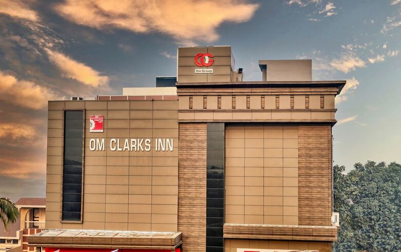 Hotel Om Clarks Inn Raebareli