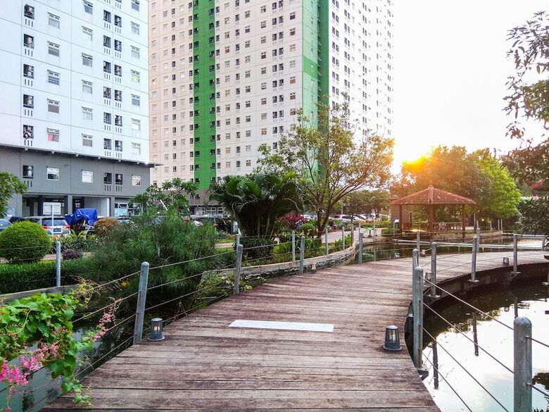 Modern And Bright 2br Green Pramuka Apartment