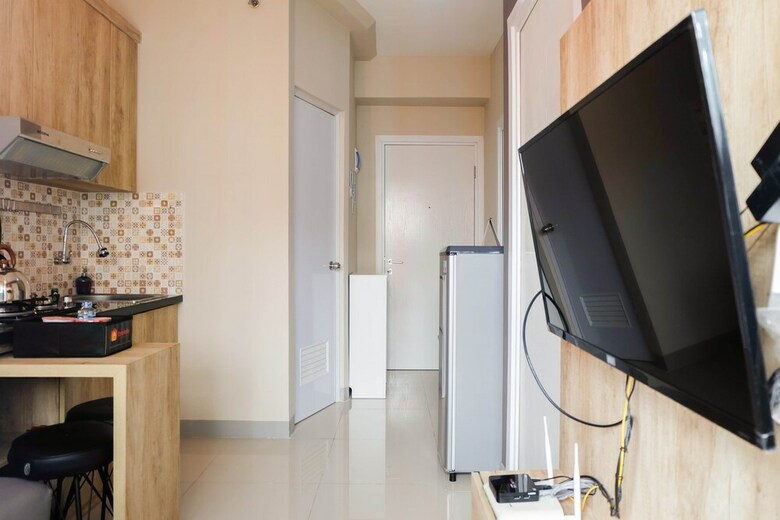 Modern And Bright 2br Green Pramuka Apartment