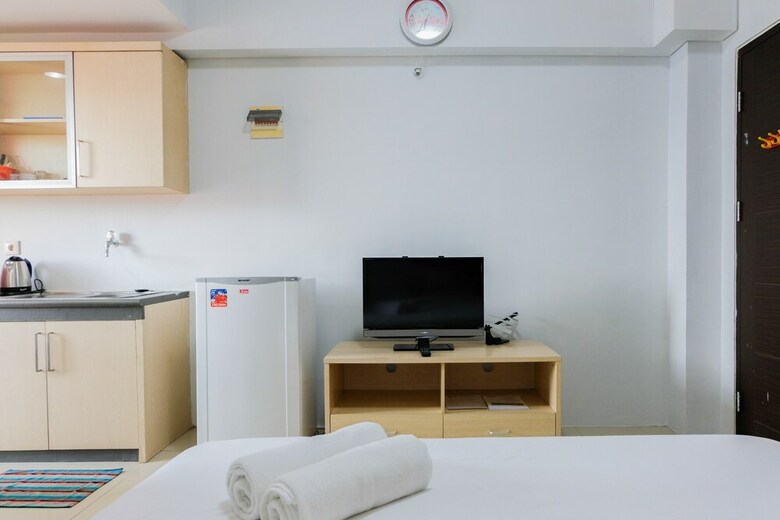 Simply And Comfy Studio Room At The Habitat Apartment