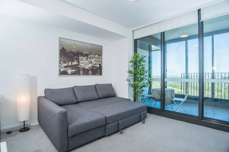 Minimalism Modern Apartment With Water View