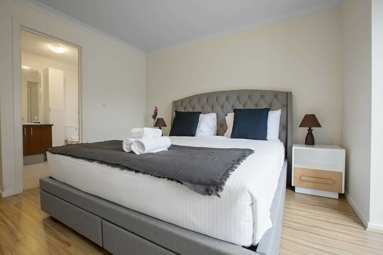Lightful Charming House With Free Parking