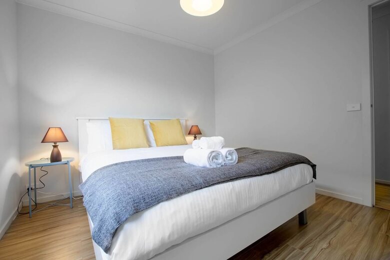 Lightful Charming House With Free Parking