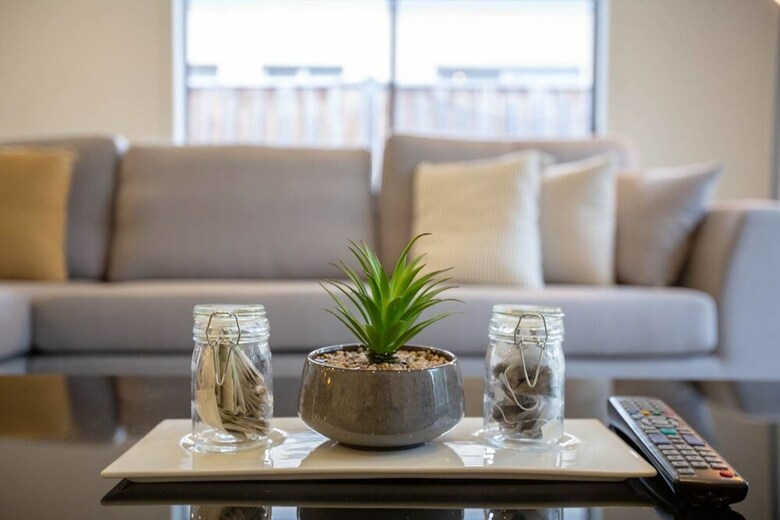 Lightful Charming House With Free Parking