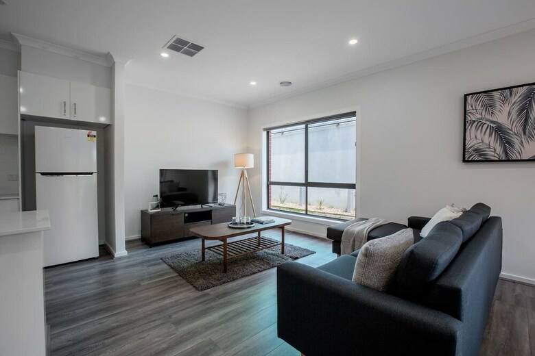 Comfy And Warm Home In Point Cook