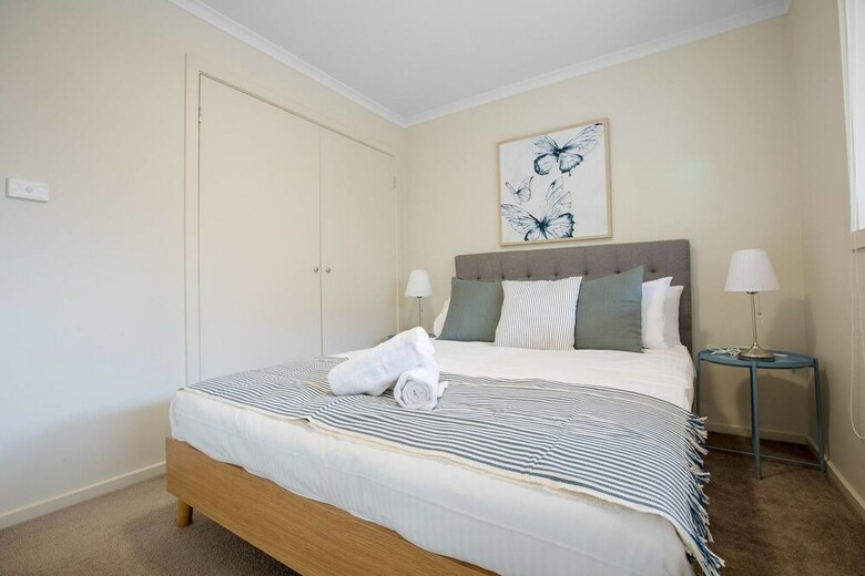 Spacious Lovely Home In Point Cook